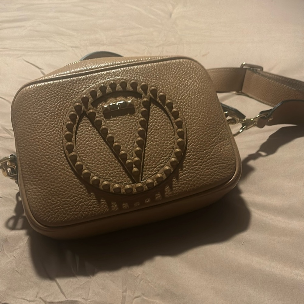 It’s a tan Valentino crossbody bag